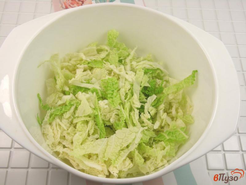 Фото приготовление рецепта: Салат из пекинской капусты с черри и итальянской заправкой шаг №3