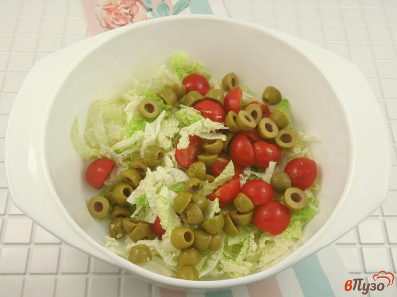 Фото приготовление рецепта: Салат из пекинской капусты с черри и итальянской заправкой шаг №5
