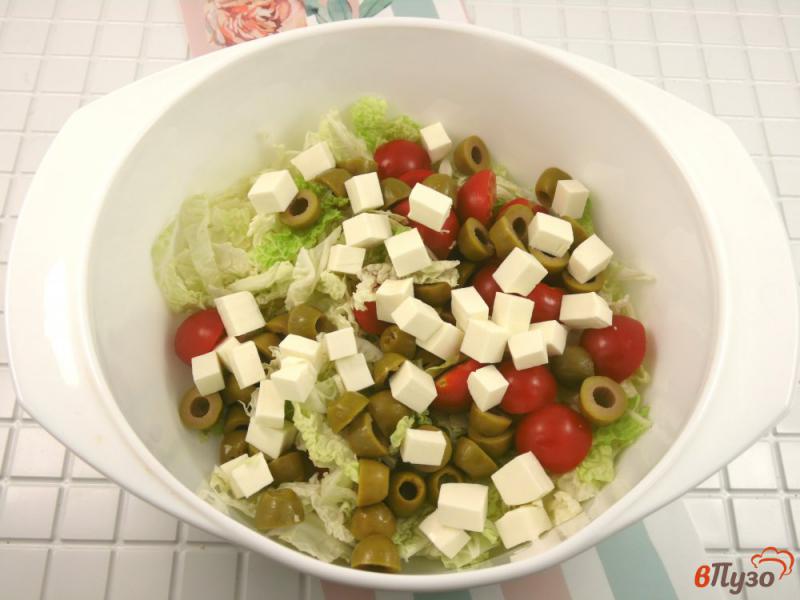Фото приготовление рецепта: Салат из пекинской капусты с черри и итальянской заправкой шаг №6