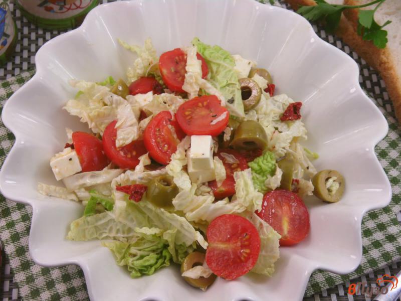 Фото приготовление рецепта: Салат из пекинской капусты с черри и итальянской заправкой шаг №8