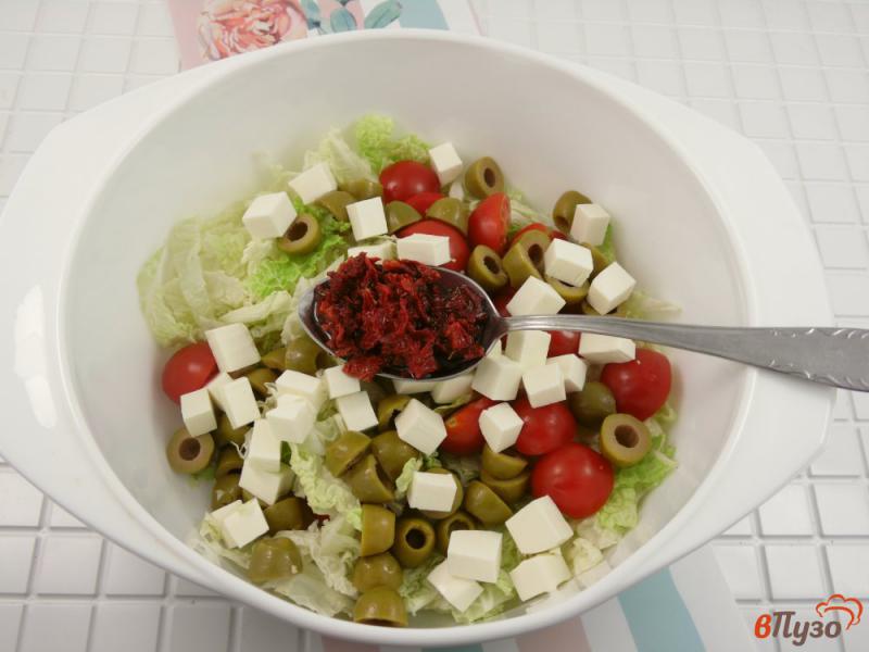 Фото приготовление рецепта: Салат из пекинской капусты с черри и итальянской заправкой шаг №7
