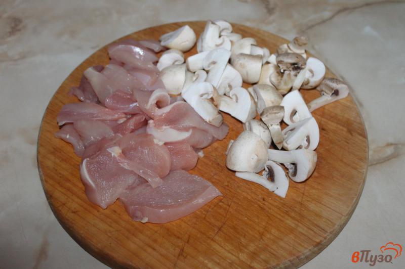 Фото приготовление рецепта: Салат с курицей и грибами шаг №1