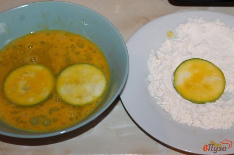 Фото приготовление рецепта: Закуска из кабачка в кляре со сметанно - сырным соусом шаг №2