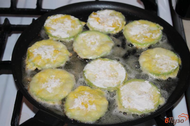 Фото приготовление рецепта: Закуска из кабачка в кляре со сметанно - сырным соусом шаг №3