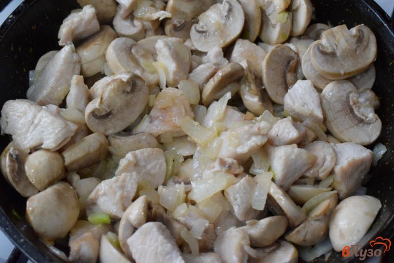 Фото приготовление рецепта: Индейка с грибами в сливках шаг №3