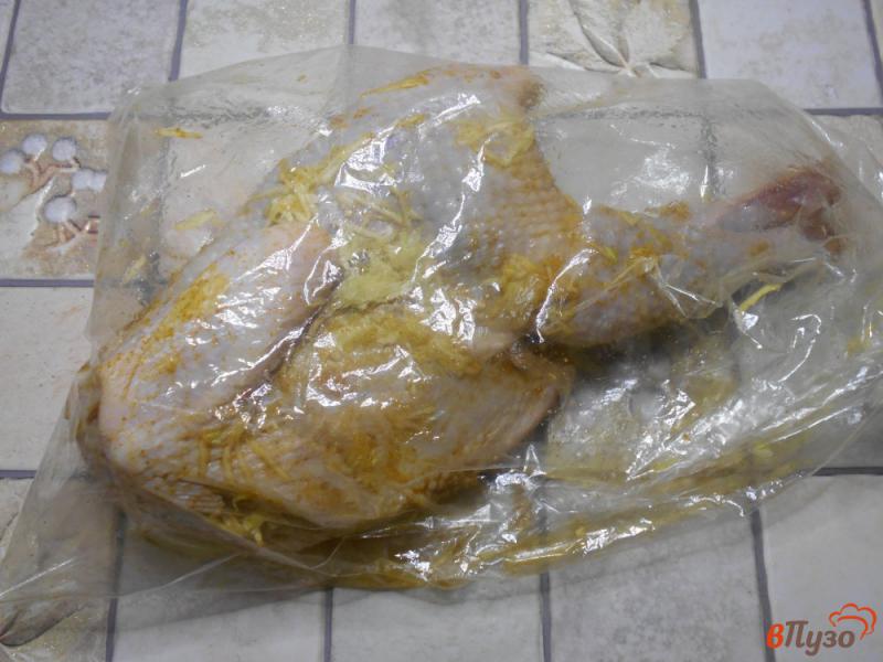 Фото приготовление рецепта: Курица домашняя запеченная с чесноком в рукаве шаг №4