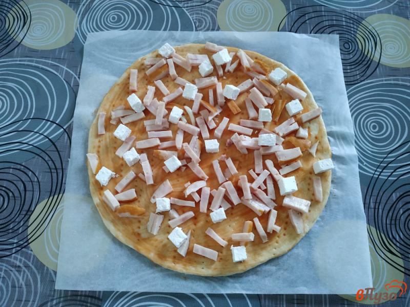 Фото приготовление рецепта: Пицца с ветчиной и сыром фета шаг №8