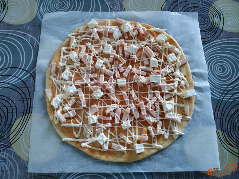 Фото приготовление рецепта: Пицца с ветчиной и сыром фета шаг №9