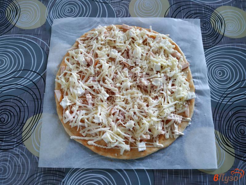 Фото приготовление рецепта: Пицца с ветчиной и сыром фета шаг №10