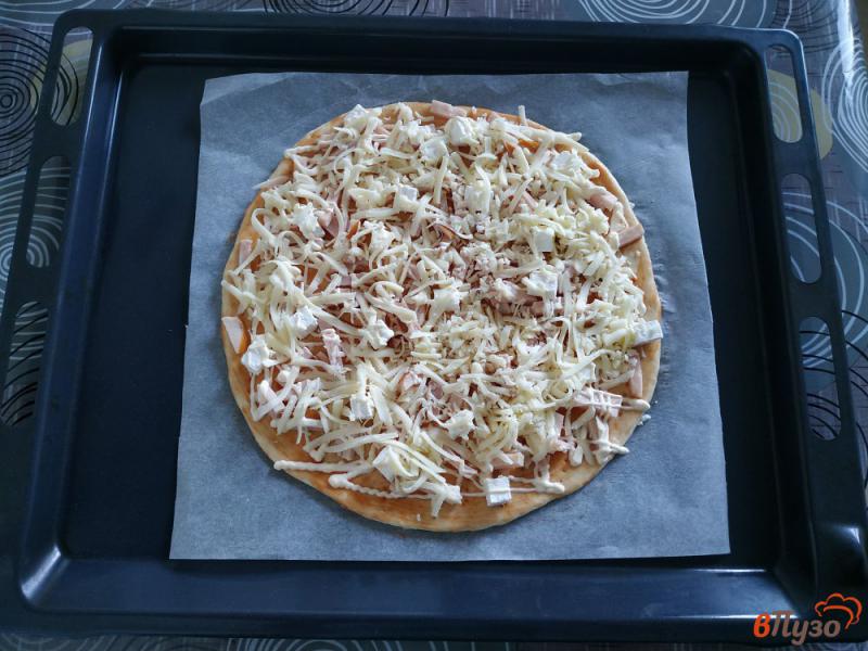 Фото приготовление рецепта: Пицца с ветчиной и сыром фета шаг №11
