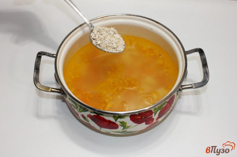 Фото приготовление рецепта: Суп с овсяными хлопьями и сосисками шаг №3
