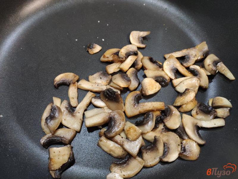 Фото приготовление рецепта: Овсяная каша с грибами и яйцом шаг №2