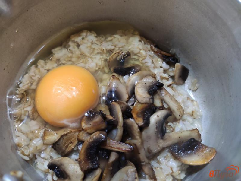 Фото приготовление рецепта: Овсяная каша с грибами и яйцом шаг №4