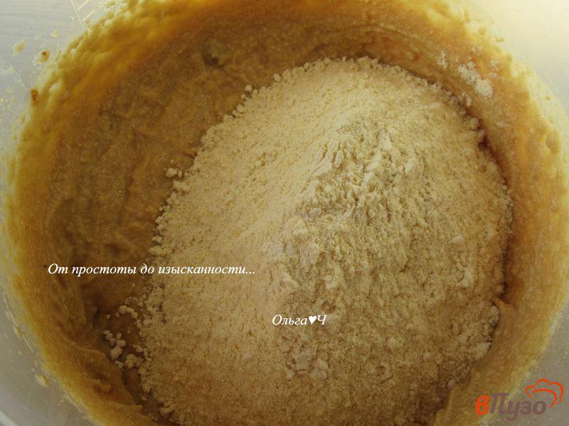Фото приготовление рецепта: Кукурузный кекс с курагой и Мусковадо шаг №4