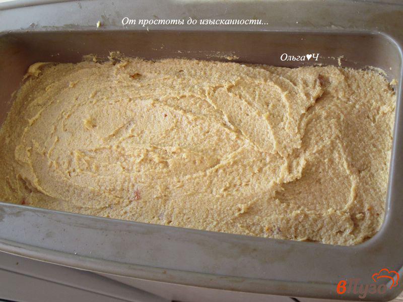 Фото приготовление рецепта: Кукурузный кекс с курагой и Мусковадо шаг №6