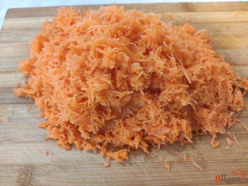 Фото приготовление рецепта: Морковный пирог на кефире шаг №1