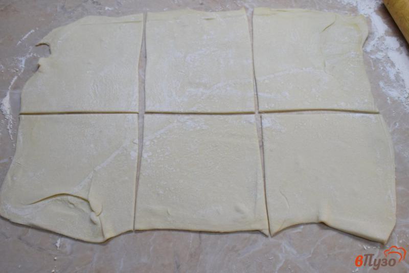 Фото приготовление рецепта: Слоеные пирожки с мясом и сыром шаг №2