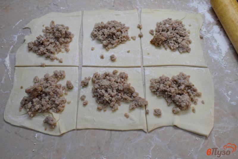 Фото приготовление рецепта: Слоеные пирожки с мясом и сыром шаг №3