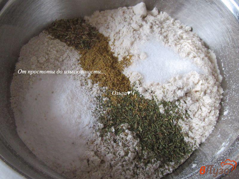 Фото приготовление рецепта: Цельнозерновые луковые кексы с зеленью шаг №1