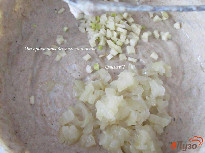 Фото приготовление рецепта: Цельнозерновые луковые кексы с зеленью шаг №3