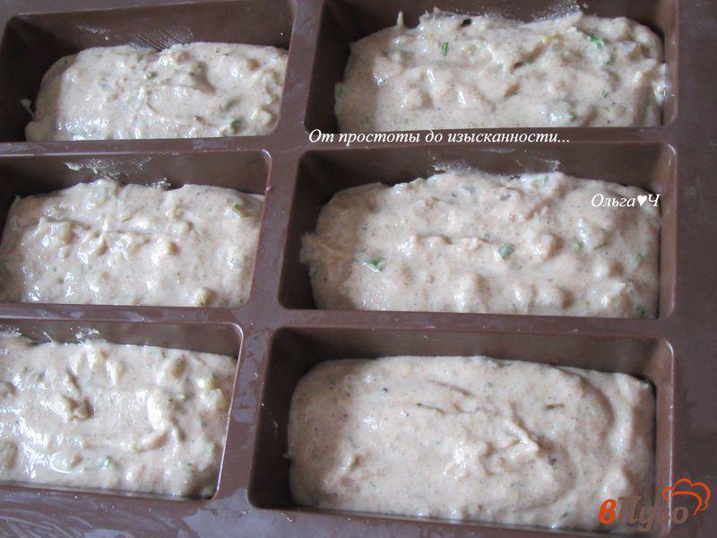 Фото приготовление рецепта: Цельнозерновые луковые кексы с зеленью шаг №5