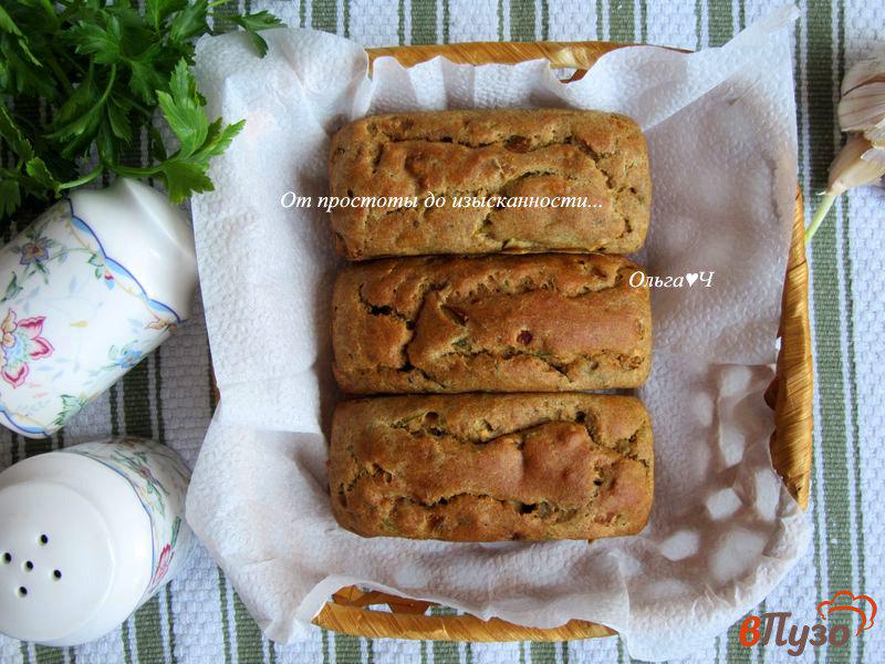 Фото приготовление рецепта: Цельнозерновые луковые кексы с зеленью шаг №6