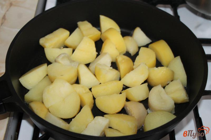 Фото приготовление рецепта: Картофель дольками с беконом и луком шаг №2