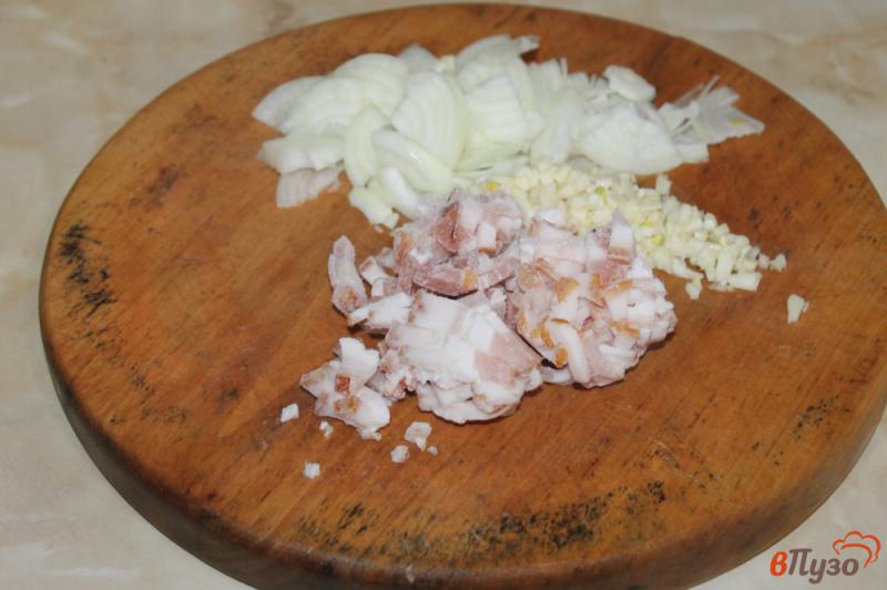 Фото приготовление рецепта: Картофель дольками с беконом и луком шаг №3
