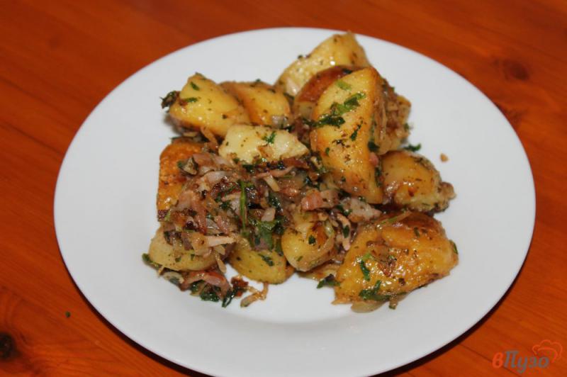 Фото приготовление рецепта: Картофель дольками с беконом и луком шаг №5