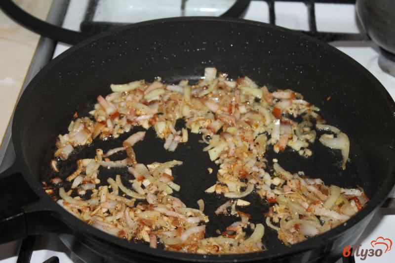 Фото приготовление рецепта: Картофель дольками с беконом и луком шаг №4