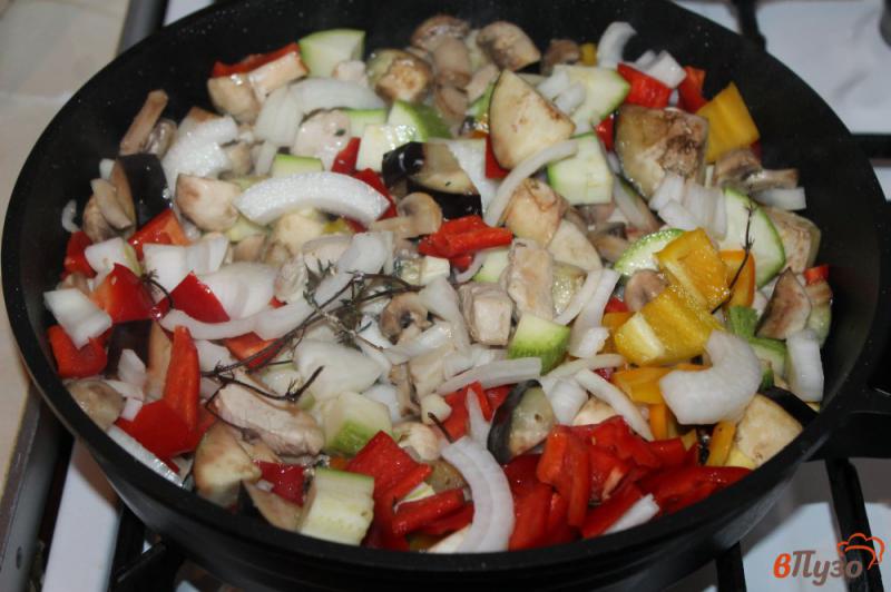 Фото приготовление рецепта: Овощное рагу с куриным филе и шампиньонами шаг №4