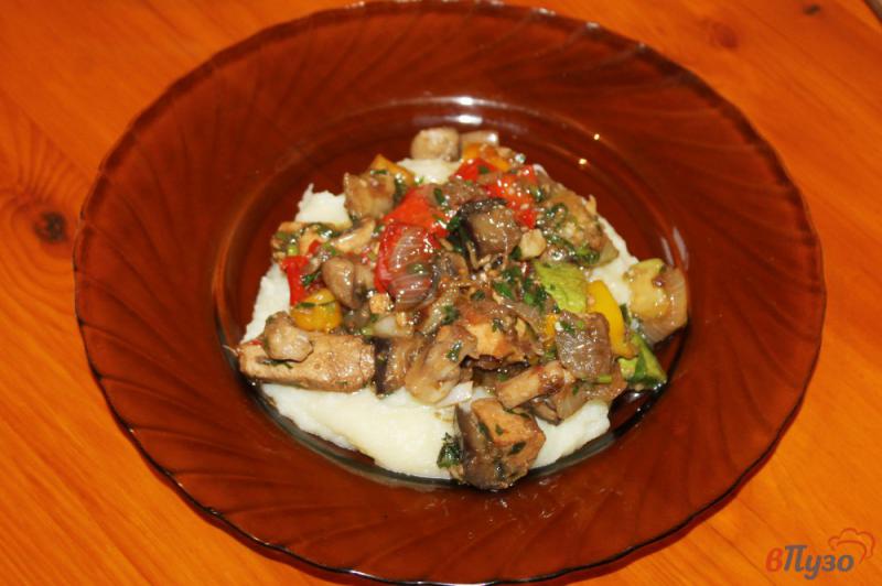 Фото приготовление рецепта: Овощное рагу с куриным филе и шампиньонами шаг №6