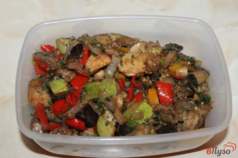 Фото приготовление рецепта: Овощное рагу с куриным филе и шампиньонами шаг №5