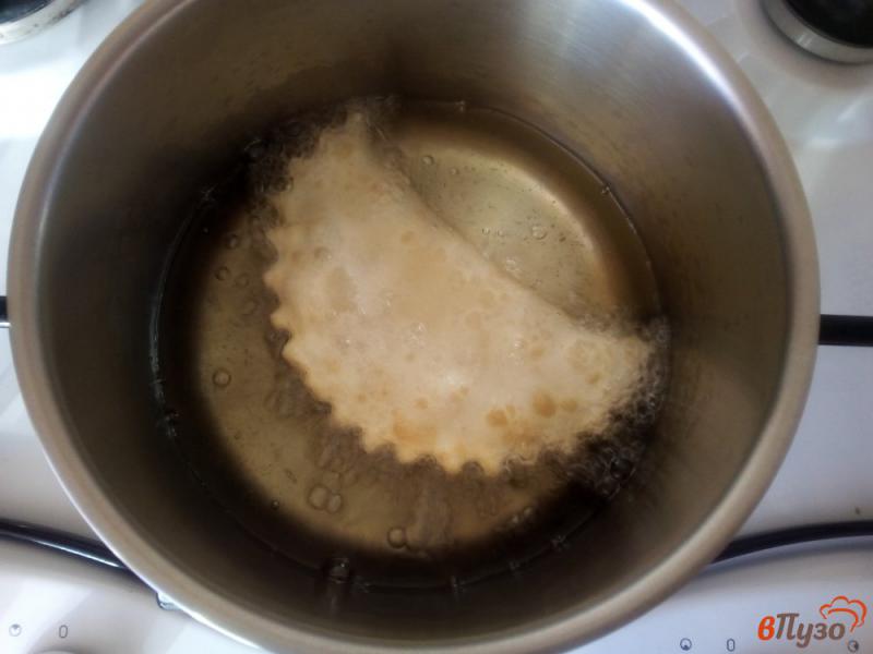 Фото приготовление рецепта: Чебуреки с фаршем из телятины шаг №9