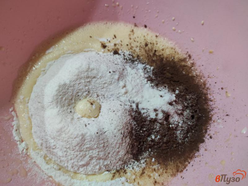 Фото приготовление рецепта: Шоколадные кексы с сахарной пудрой шаг №3