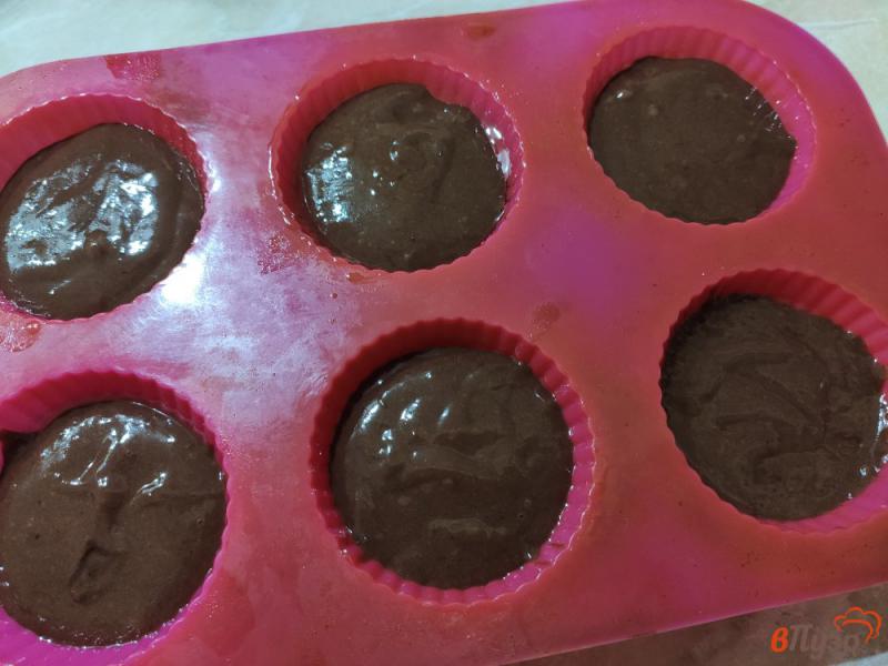 Фото приготовление рецепта: Шоколадные кексы с сахарной пудрой шаг №4