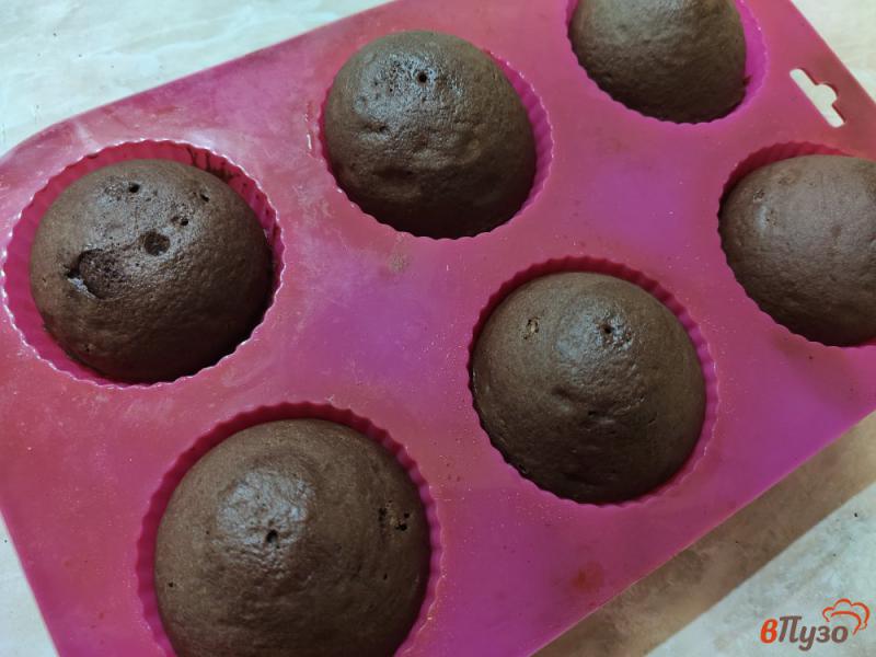 Фото приготовление рецепта: Шоколадные кексы с сахарной пудрой шаг №5