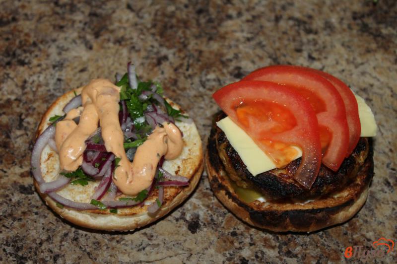 Фото приготовление рецепта: Домашний гамбургер с куриной котлетой на гриле шаг №6