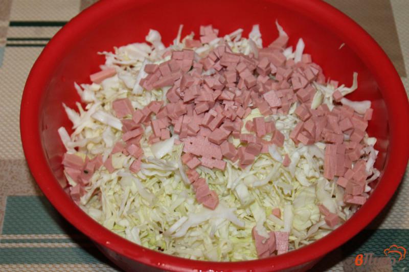Фото приготовление рецепта: Салат из белокочанной капусты с колбасой шаг №2