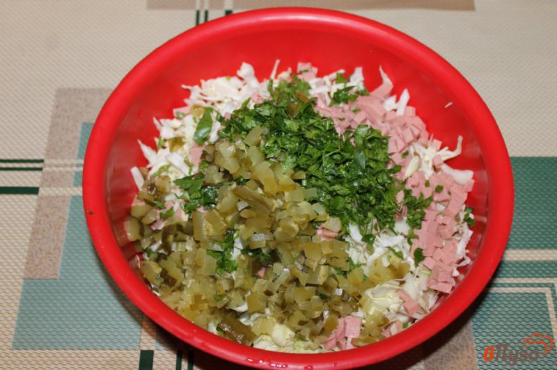 Фото приготовление рецепта: Салат из белокочанной капусты с колбасой шаг №3