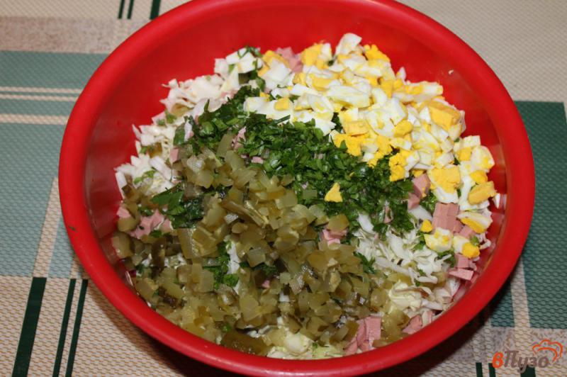 Фото приготовление рецепта: Салат из белокочанной капусты с колбасой шаг №4