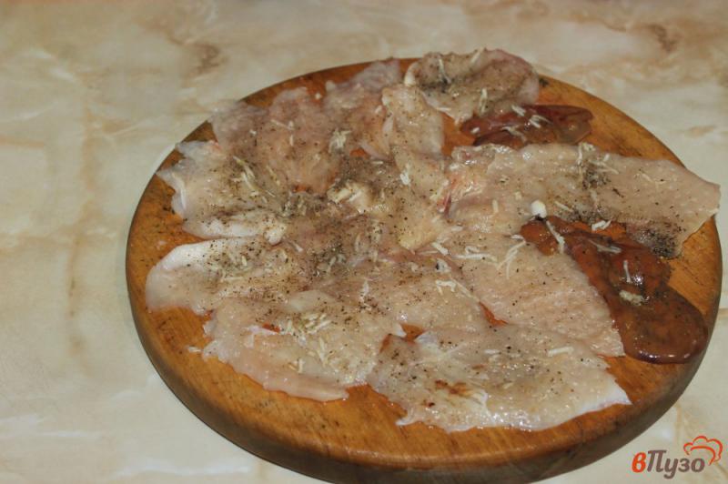 Фото приготовление рецепта: Отбивные из куриного филе в сырном кляре с чесноком шаг №3