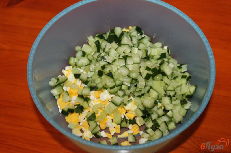 Фото приготовление рецепта: Салат с крабовыми палочками шаг №2