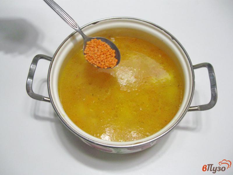 Фото приготовление рецепта: Суп с красной чечевицей и сосисками шаг №3