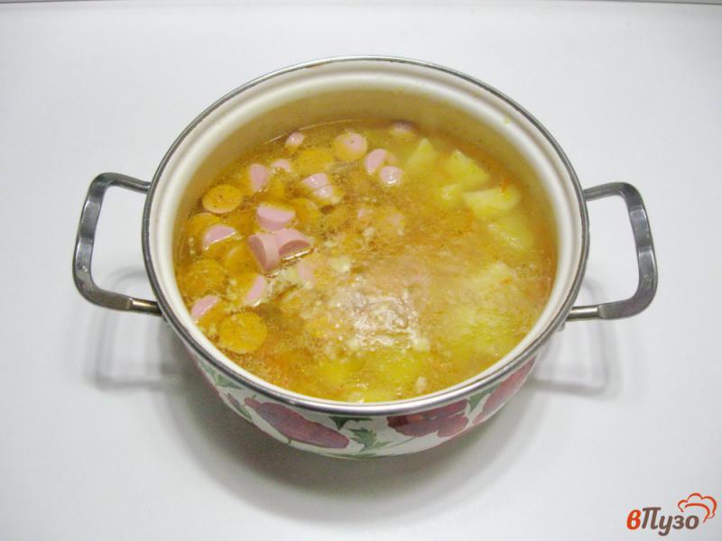 Фото приготовление рецепта: Суп с красной чечевицей и сосисками шаг №4