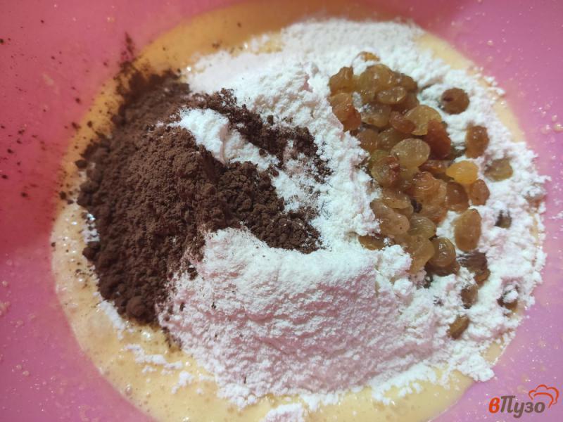 Фото приготовление рецепта: Шоколадное печенье с изюмом шаг №3