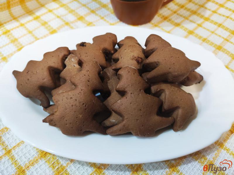 Фото приготовление рецепта: Шоколадное печенье с изюмом шаг №7