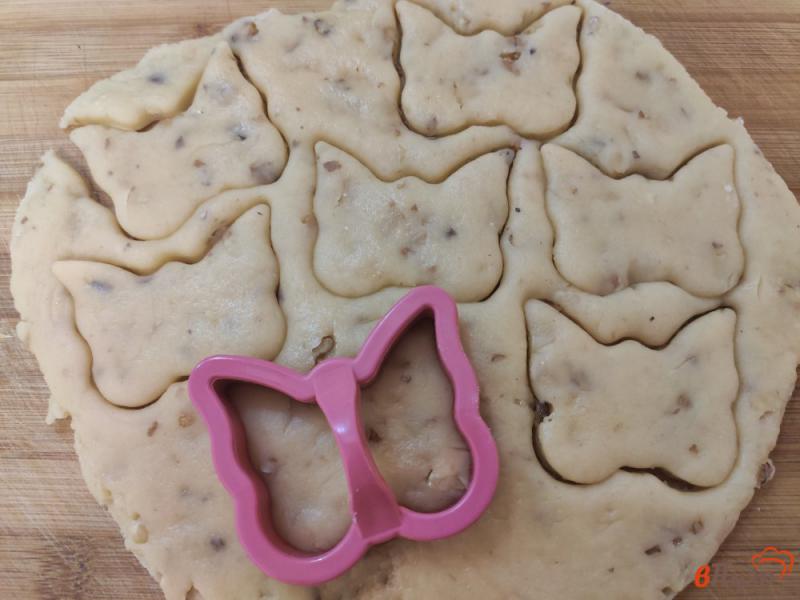 Фото приготовление рецепта: Песочное печенье с орехами шаг №7