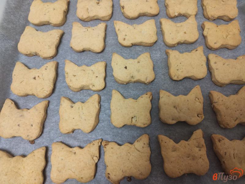 Фото приготовление рецепта: Песочное печенье с орехами шаг №8