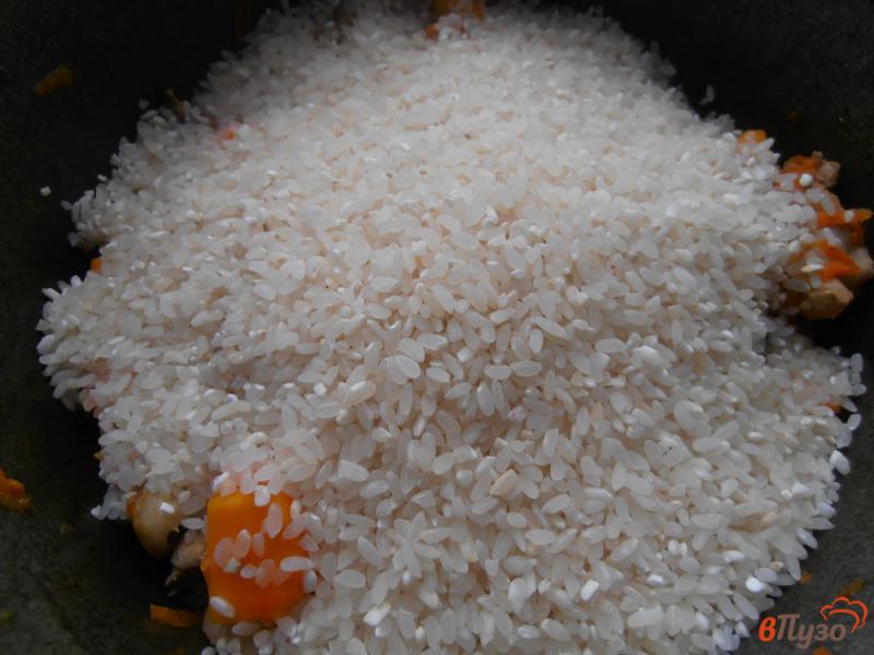 Фото приготовление рецепта: Рис с тыквой и курицей шаг №5